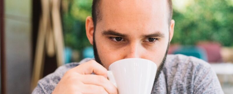 Peut-on boire du café avant une greffe de cheveux