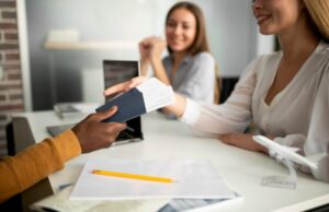 Femme en gros plan prenant des billets de voyage