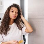 Après combien de temps peut-on se laver les cheveux normalement ?