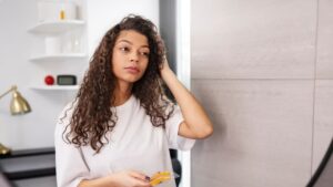Après combien de temps peut-on se laver les cheveux normalement ?