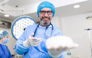 Meilleurs médecins turcs pour greffe sur cicatrice : top 4- chirurgiens turcs spécialisés chez les moins de 30 ans