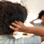 Jeune personne noire prenant soin de ses cheveux afro- Cheveux afro résultats réels avant après