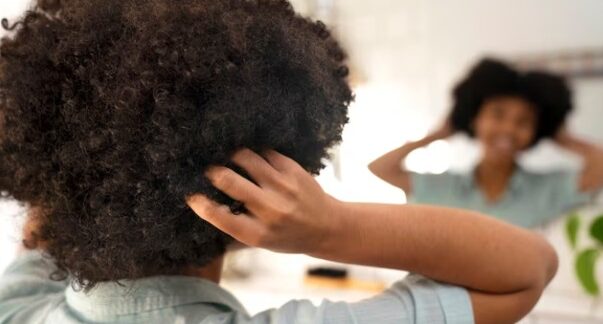 Jeune personne noire prenant soin de ses cheveux afro- Cheveux afro résultats réels avant après