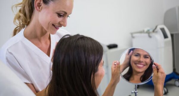 dermatologue dans la préparation à une greffe de cheveux